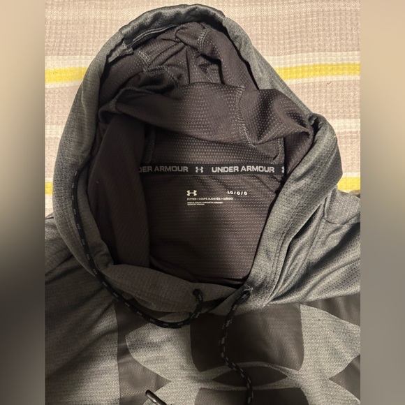 Under Armour Men’s light Weight Grey Sweatshirt - Picture 4 of 5